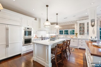 Experience unparalleled grandeur at 200 Lincoln Street a - photo 18