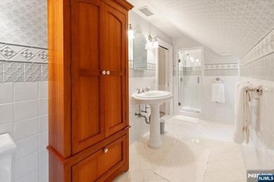 Experience unparalleled grandeur at 200 Lincoln Street a - photo 33