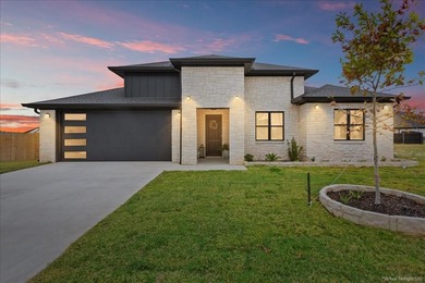 (private lake, pond, creek) Home For Sale in Hewitt Texas