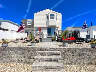 Bring your boat and enjoy waterfront living in Shelter Cove! - photo 2