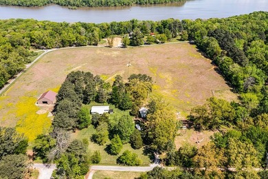This property is Lake Life meets Farm Life! WALKING DISTANCE to - photo 17