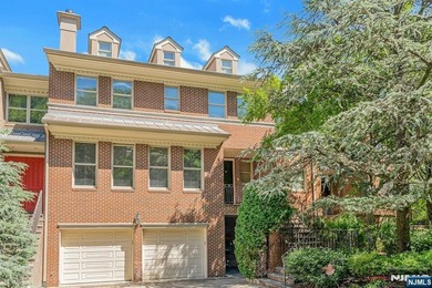 Spectacular 3-story townhouse with elevator offering over 4,500 - photo 2