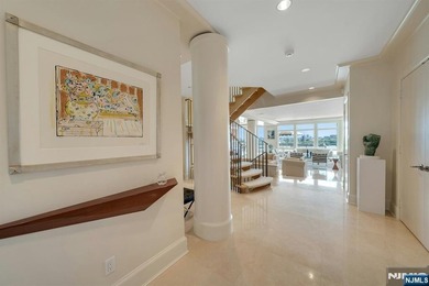 Spectacular 3-story townhouse with elevator offering over 4,500 - photo 3