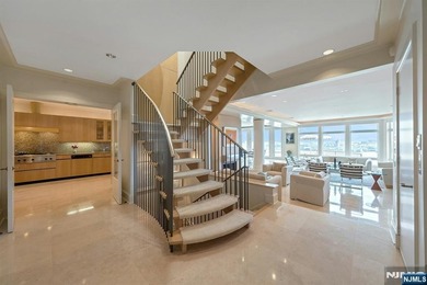 Spectacular 3-story townhouse with elevator offering over 4,500 - photo 4