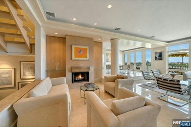 Spectacular 3-story townhouse with elevator offering over 4,500 - photo 5