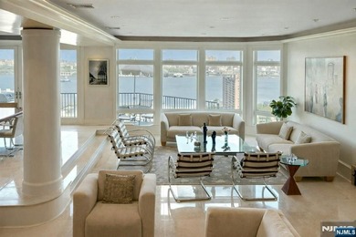 Spectacular 3-story townhouse with elevator offering over 4,500 - photo 6