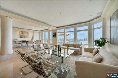 Spectacular 3-story townhouse with elevator offering over 4,500 - photo 7