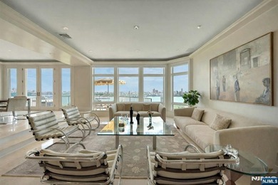 Spectacular 3-story townhouse with elevator offering over 4,500 - photo 9