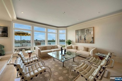 Spectacular 3-story townhouse with elevator offering over 4,500 - photo 10