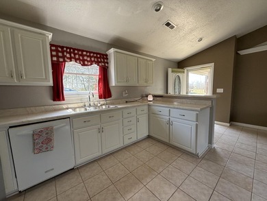 Escape to the Ozarks with this charming 3-bed, 2-bath vacation - photo 5