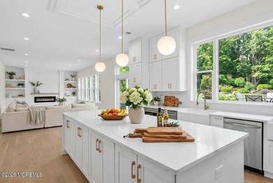 Beautiful, NEW CONSTRUCTION. This Custom Colonial features a - photo 2