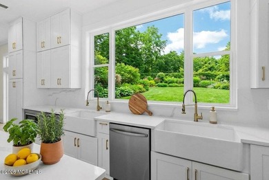 Beautiful, NEW CONSTRUCTION. This Custom Colonial features a - photo 7