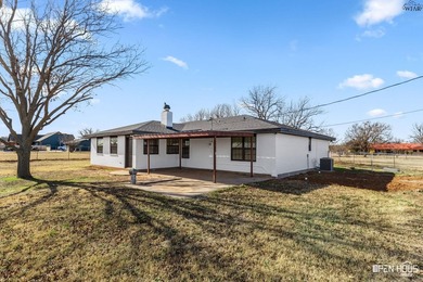 Reduced and move in ready! Beautifully, renovated country home - photo 23