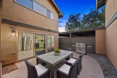 DETACHED Mira Mesa townhome w/ 2,035 sq ft of multi-level living - photo 3
