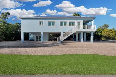 Perfectly positioned on a coveted CORNER LOT just steps from - photo 3