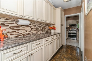 Welcome to this beautifully updated and spacious 5-bedroom, 3 - photo 21