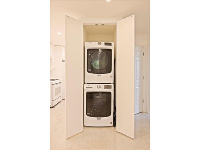 Sunny Southern Facing 2 Bed / 1 Bath Corner Condo with Balcony - photo 3