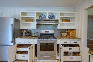 Roomy Mid Century Modern with all the right things! Marble faced - photo 8