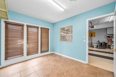 Welcome to this beautiful and spacious 4-bedroom, 2-bathroom, 2 - photo 10