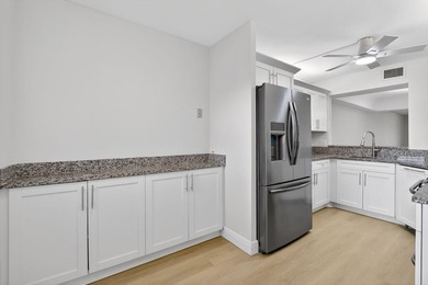 Beautifully updated corner unit in sought-after Boca Barwood! - photo 2