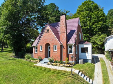 Kentucky River Home For Sale in Irvine Kentucky