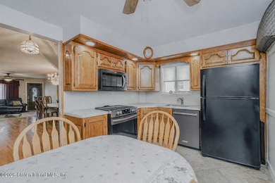 This meticulously maintained semi-attached home is ready to - photo 14