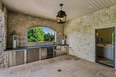 Perfectly positioned behind the gates of an exclusive enclave - photo 26