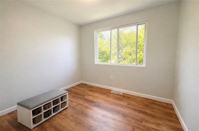 Welcome to this meticulously maintained three-bedroom ranch - photo 9