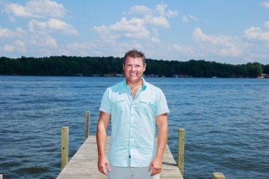 Robert Brian Beachum with Pier View Properties in NC advertising on LakeHouse.com