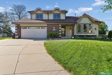 Beautifully maintained 3 bed, 3 bath home located on a quiet - photo 1