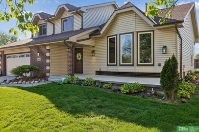 Beautifully maintained 3 bed, 3 bath home located on a quiet - photo 2