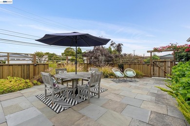 Beach Living at Its Best: Stylish Upgraded Mid-Century One Block - photo 11