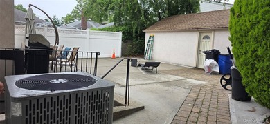 Set in the heart of Whitestone, this beautiful and recently - photo 3