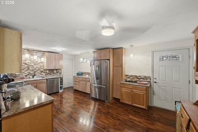 Clean, move-in ready 3-bedroom, 2-bath home in Coos Bay! This - photo 12