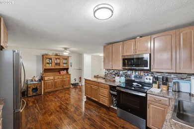 Clean, move-in ready 3-bedroom, 2-bath home in Coos Bay! This - photo 14