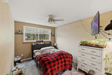 Clean, move-in ready 3-bedroom, 2-bath home in Coos Bay! This - photo 18