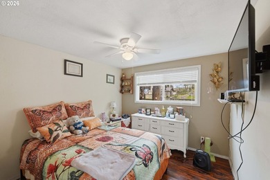 Clean, move-in ready 3-bedroom, 2-bath home in Coos Bay! This - photo 20