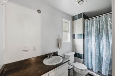 Clean, move-in ready 3-bedroom, 2-bath home in Coos Bay! This - photo 23