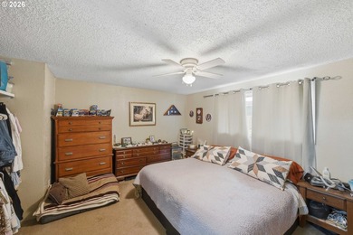 Clean, move-in ready 3-bedroom, 2-bath home in Coos Bay! This - photo 24