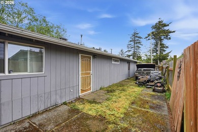 Clean, move-in ready 3-bedroom, 2-bath home in Coos Bay! This - photo 28