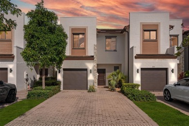 (private lake, pond, creek) Townhome/Townhouse For Sale in Miami Florida