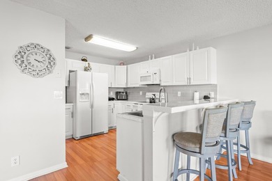 Lakefront 3 bedroom, 2.5 bathroom home located in the gated - photo 32
