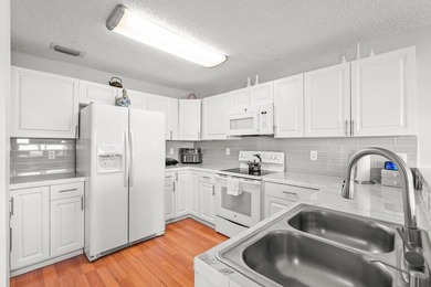 Lakefront 3 bedroom, 2.5 bathroom home located in the gated - photo 33