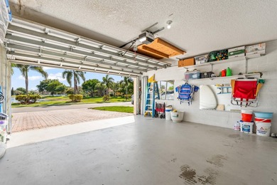 Lakefront 3 bedroom, 2.5 bathroom home located in the gated - photo 38