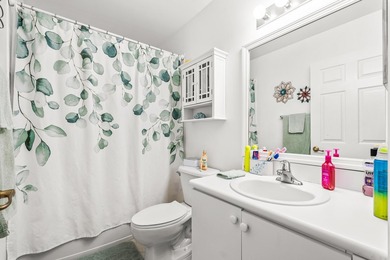 Lakefront 3 bedroom, 2.5 bathroom home located in the gated - photo 46