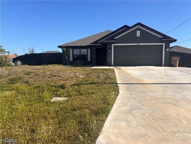 Well-maintained three-bedroom home offering a flexible layout to - photo 1