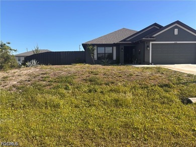 Well-maintained three-bedroom home offering a flexible layout to - photo 2