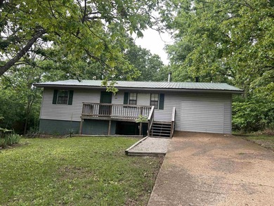3 Bedroom 2.5 bath home sets on a private and quiet lot in - photo 1