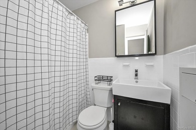 A beautifully renovated JR1/One Bedroom apartment has just - photo 12