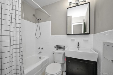 A beautifully renovated JR1/One Bedroom apartment has just - photo 13